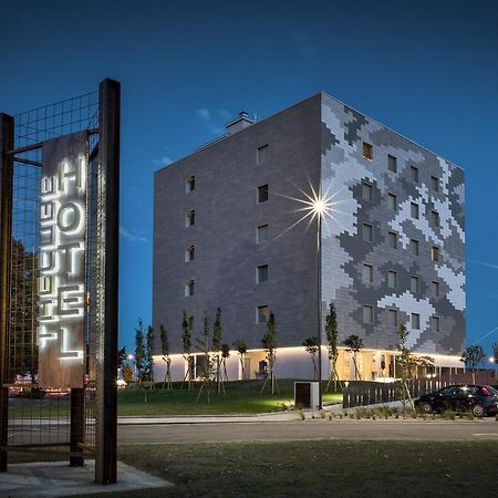 Hotel The Cube Fidenza Bagian luar foto