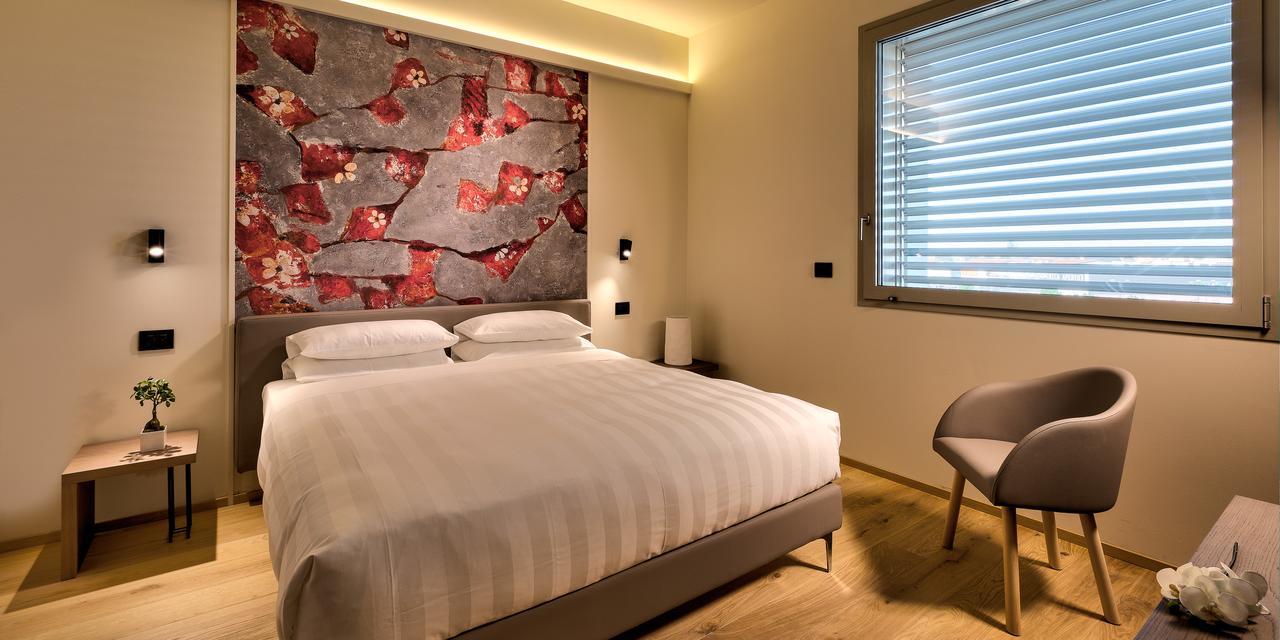 Hotel The Cube Fidenza Bagian luar foto