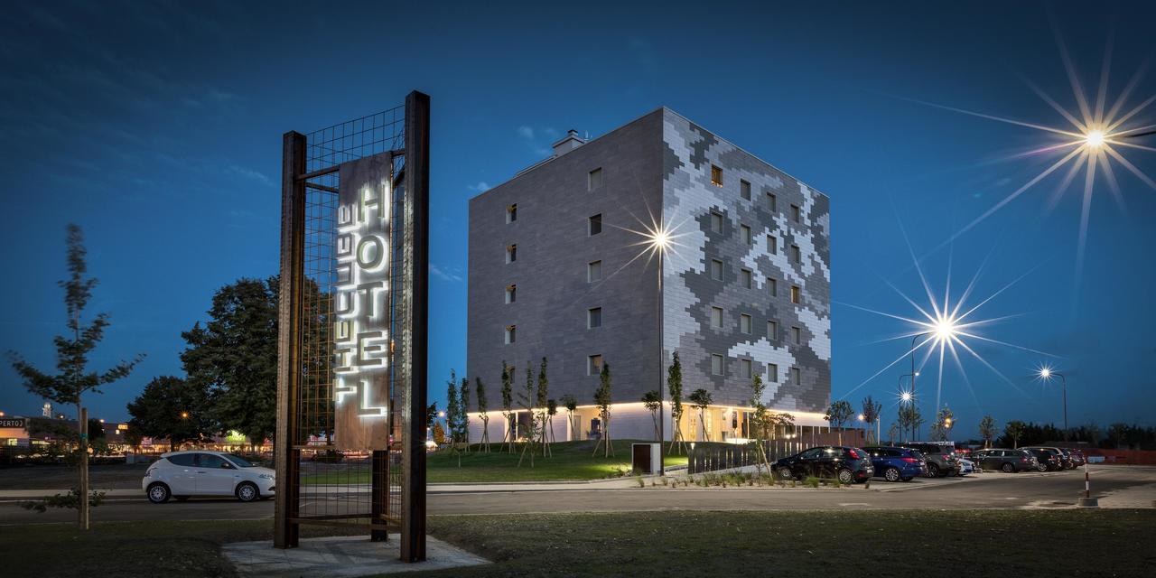 Hotel The Cube Fidenza Bagian luar foto