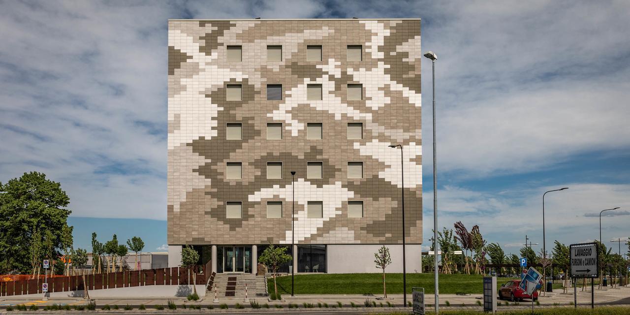 Hotel The Cube Fidenza Bagian luar foto