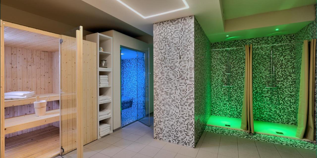 Hotel The Cube Fidenza Bagian luar foto