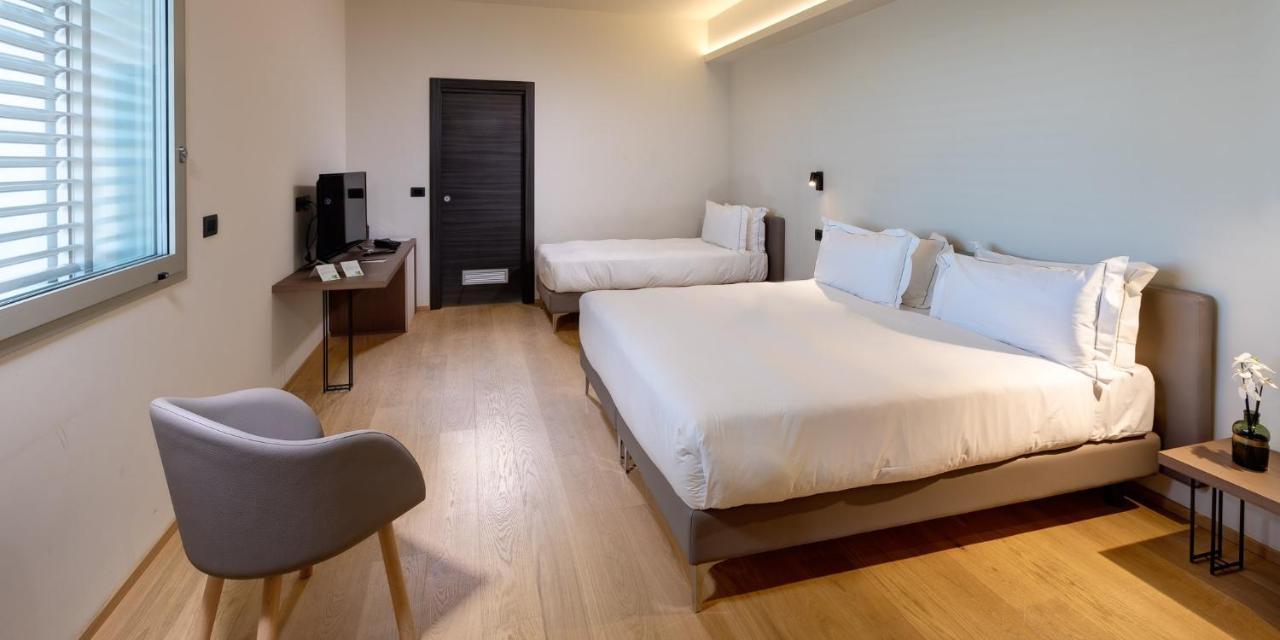 Hotel The Cube Fidenza Bagian luar foto